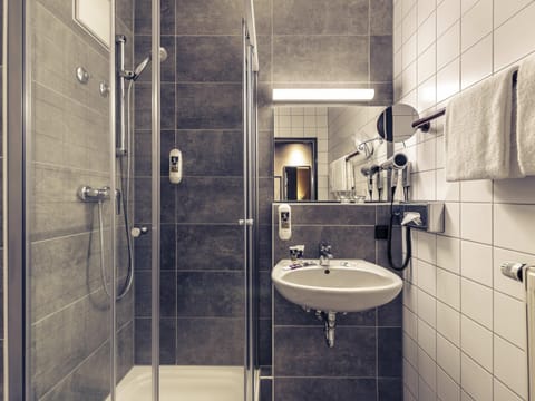 Hypo-allergenic bedding, in-room safe, desk, blackout drapes