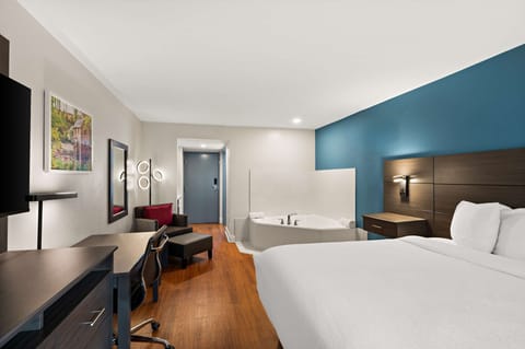 Standard Room, 1 King Bed, Non Smoking, Hot Tub | Pillowtop beds, desk, laptop workspace, iron/ironing board