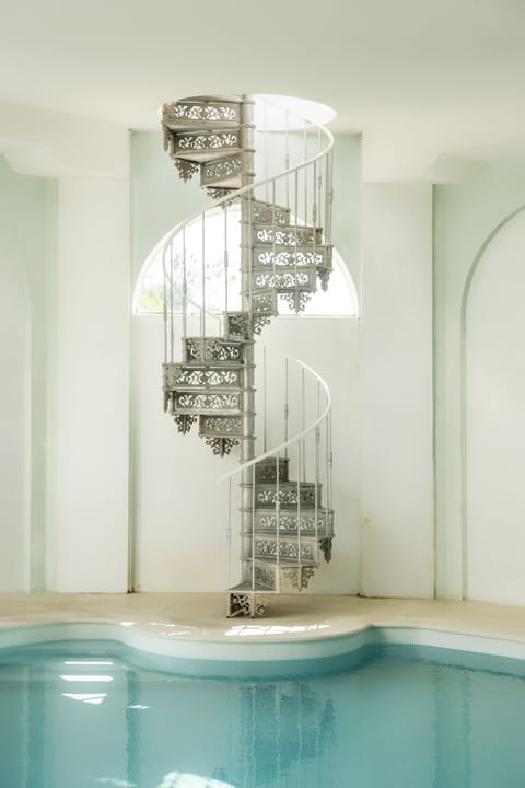Indoor pool, sun loungers