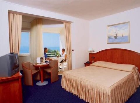 Minibar, in-room safe, desk, free WiFi