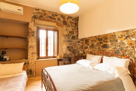 Triple Room | Desk, free WiFi