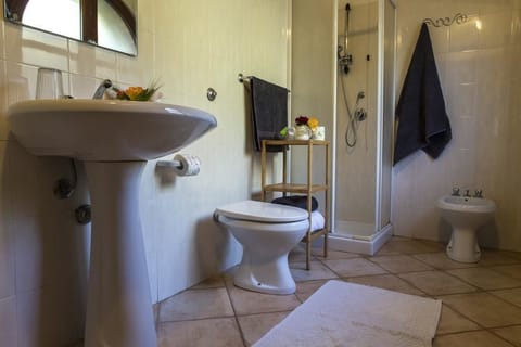 Shower, free toiletries