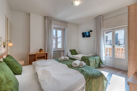 Triple Room | In-room safe, desk, soundproofing, free WiFi