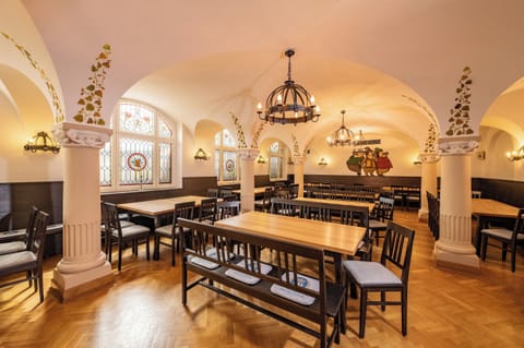 2 restaurants, dinner served, international cuisine