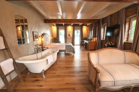 Suite, Lake View | Premium bedding, down comforters, memory foam beds