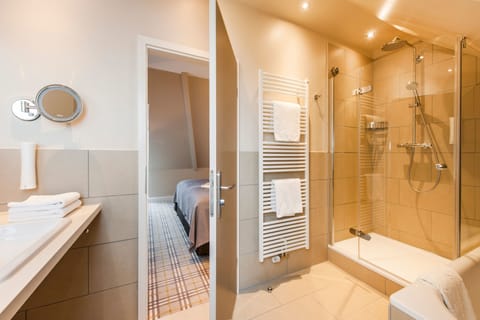 Shower, free toiletries, hair dryer, towels