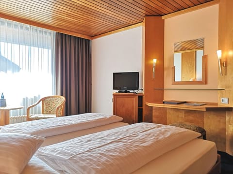 Hypo-allergenic bedding, in-room safe, desk, free WiFi