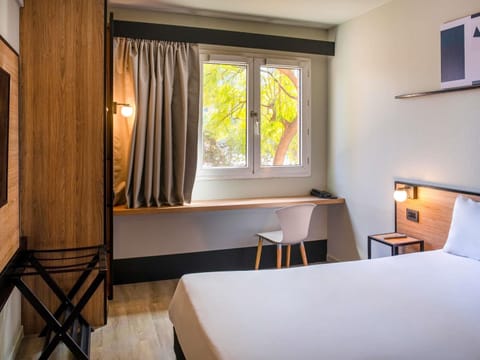 Standard Room, 1 Double Bed | Minibar, desk, blackout drapes, soundproofing