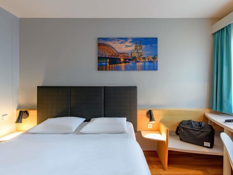 Standard Room, 1 Double Bed | Desk, blackout drapes, soundproofing, iron/ironing board