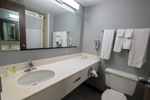 Shower, eco-friendly toiletries, towels