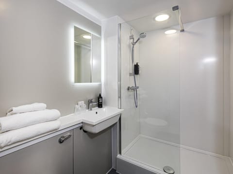 Twin Room, 2 Twin Beds | Desk, free WiFi, bed sheets, alarm clocks