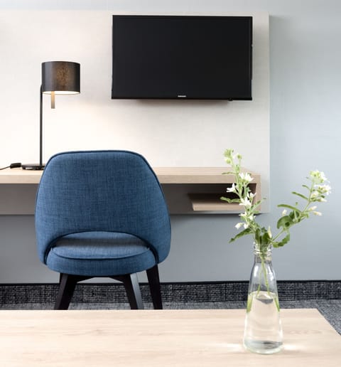 Suite | Hypo-allergenic bedding, minibar, desk, laptop workspace