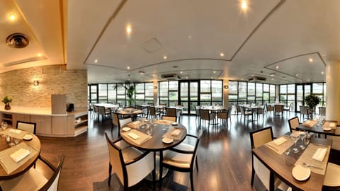 Breakfast, lunch, dinner served; French cuisine 