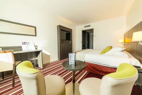 Standard Room, 1 King Bed | Premium bedding, minibar, in-room safe, desk