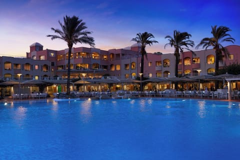 3 restaurants; breakfast, lunch, and dinner served