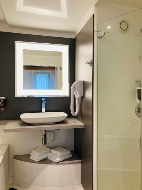 Family Suite, Multiple Beds | Bathroom | Separate tub and shower, eco-friendly toiletries, hair dryer, towels