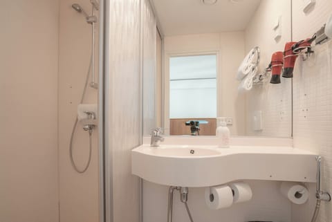 Shower, free toiletries, hair dryer, towels