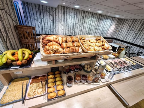 Free daily continental breakfast