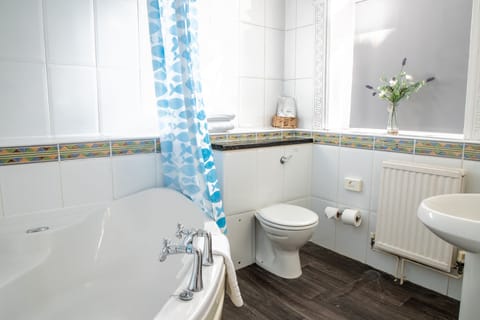 Executive Double Room | Bathroom | Combined shower/tub, free toiletries, hair dryer, towels