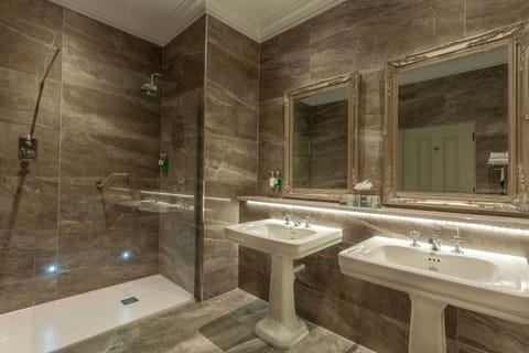 Castle – Suite | Bathroom | Towels