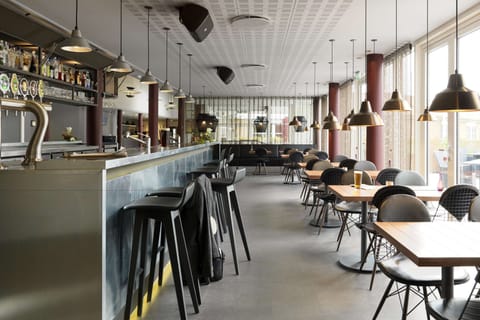 Serves lunch and dinner