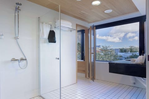 Executive Suite | Bathroom | Shower, eco-friendly toiletries, hair dryer, towels