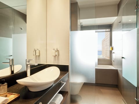 Junior Suite, Grand Terrace Whirlpool Sea View (Panorama) | Bathroom | Eco-friendly toiletries, hair dryer, towels, soap