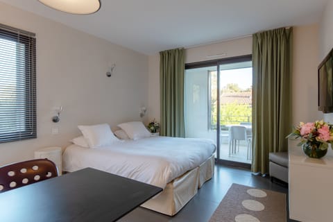 Studio | 1 bedroom, in-room safe, individually furnished, desk