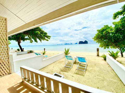 Beach Front Room | In-room safe, free WiFi, bed sheets