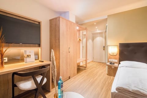 Business Single Room | Hypo-allergenic bedding, desk, blackout drapes, soundproofing