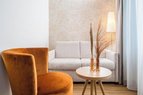 Business Triple Room, 1 Bedroom | Hypo-allergenic bedding, desk, blackout drapes, soundproofing