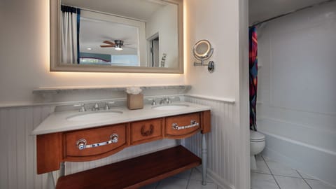 Combined shower/tub, hair dryer, towels