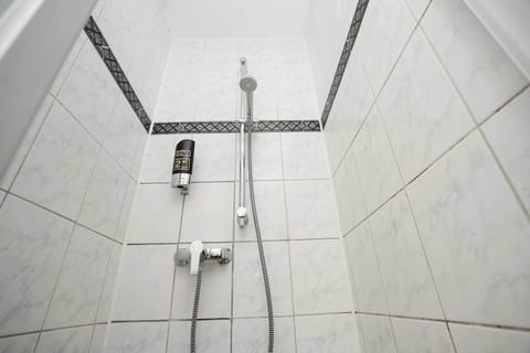 Twin Room | Desk, laptop workspace, blackout drapes, iron/ironing board