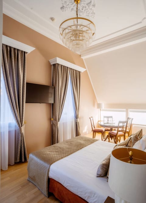 Suite, 1 Double Bed, Non Smoking, Garden View | Minibar, in-room safe, desk, free WiFi