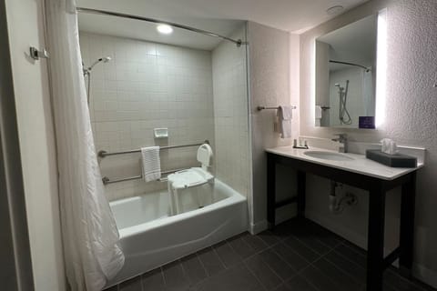 Room, 1 Queen Bed, Mobility Accessible, Non Smoking (Bathtub W/grab Bars) | Bathroom | Free toiletries, hair dryer, towels, soap