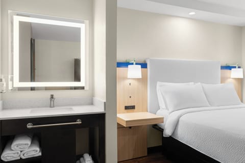 Standard Room, 1 Queen Bed | In-room safe, individually decorated, individually furnished, desk