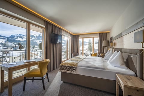 Panoramic Suite, 1 King Bed with Sofa bed, Sauna, Mountain View | Egyptian cotton sheets, premium bedding, down comforters, in-room safe