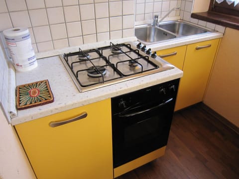 House | 1 bedroom, individually furnished, internet, bed sheets