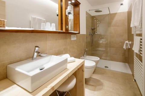 Comfort Triple Room | Bathroom | Free toiletries, hair dryer, towels