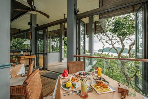 2 restaurants; breakfast, lunch, dinner, and brunch served