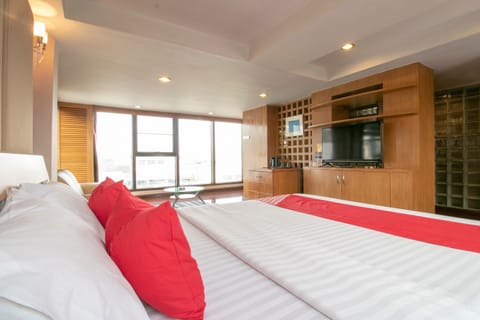 Suite, 1 Bedroom | Desk, free WiFi, bed sheets