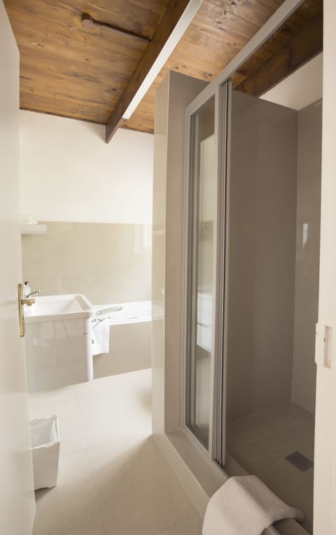 King or Twin room | Bathroom | Free toiletries, hair dryer, towels