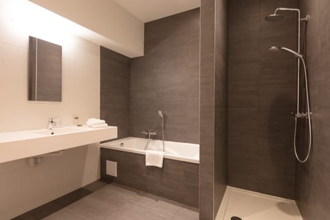 Minibar, in-room safe, desk, iron/ironing board