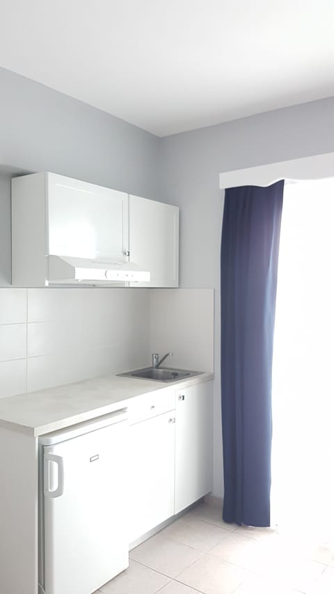 Fridge, coffee/tea maker, electric kettle