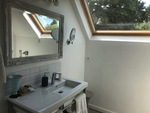 Comfort Room | Bathroom | Shower, rainfall showerhead, free toiletries, hair dryer