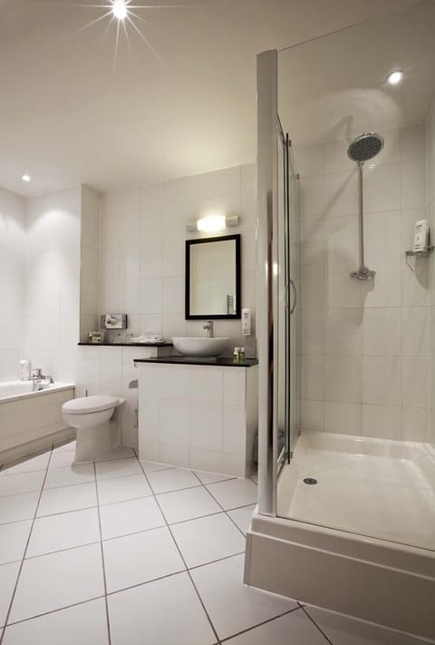 Combined shower/tub, free toiletries, hair dryer, towels