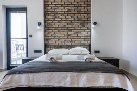 Comfort Triple Room | Iron/ironing board, free WiFi, bed sheets