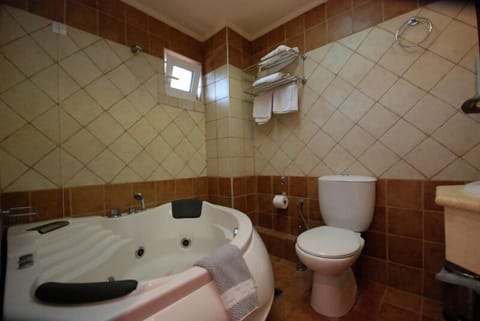 Deep soaking bathtub