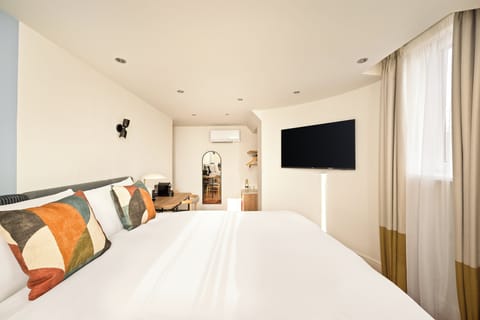 Standard Room, 1 King Bed | In-room safe, desk, blackout drapes, iron/ironing board