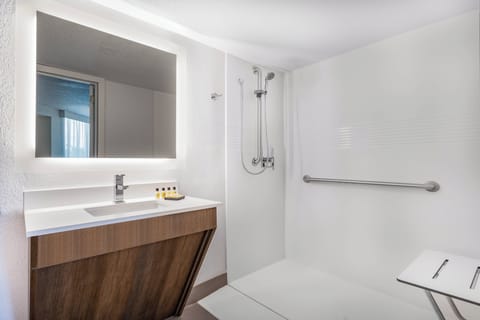 Combined shower/tub, deep soaking tub, designer toiletries, hair dryer